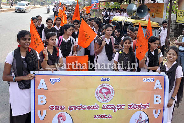 ಮಂಗಳೂರು ವಿವಿ ಸಮಸ್ಯೆ ಪರಿಹಾರಕ್ಕೆ ಆಗ್ರಹಿಸಿ ಧರಣಿ